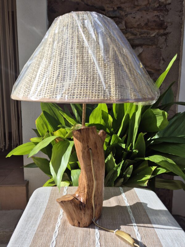 Lampe en bois avec abat-jour