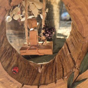 La balançoire fleurie, décoration en bois d'eucalyptus